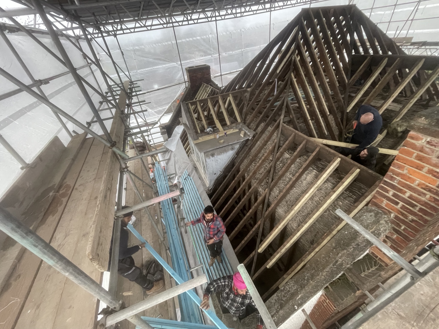 Roof construction with timber work and scaffolding